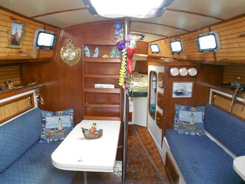 1980 Endeavour 32 Sailboat Salon