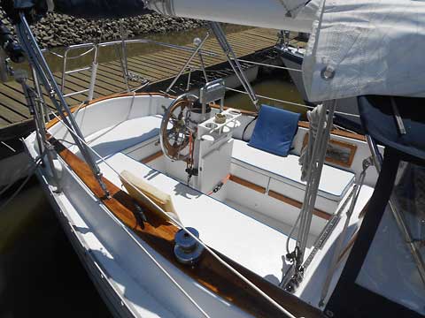 1980 Endeavour 32 Sailboat Cockpit