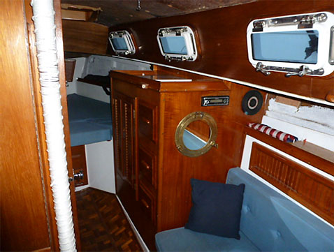 1981 Endeavour Sailboat Salon and V-berth