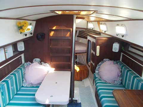1979 Endeavour 32 Sailboat Salon