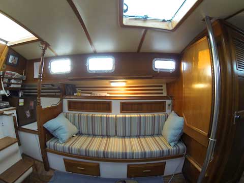 1980 Endeavour 32 Sailboat Salon