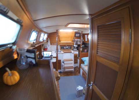 1980 Endeavour 32 Sailboat Salon