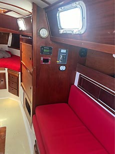 1976 Endeavour 32 Sailboat – Salon