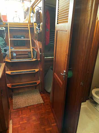 1979 Endeavour 37 Ketch — Companionway