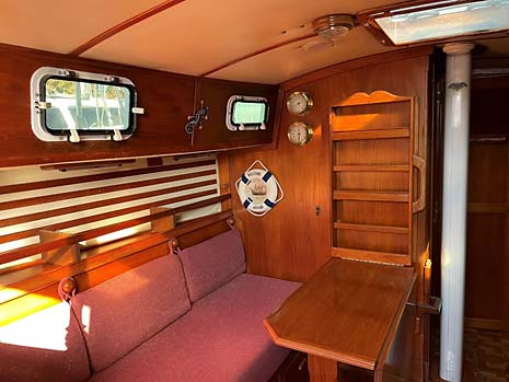 1981 Endeavour 37 Sailboat – Salon