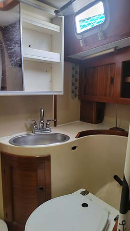 1984 Endeavour 38 Aft Cockpit - head