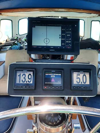 1984 Endeavour 38 Aft Cockpit - Helm Electronics