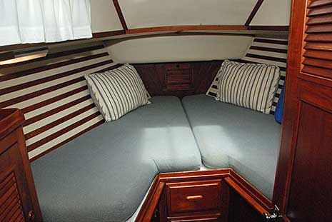 1983 Endeavour 40 Sailboat Forward Cabin / V-Berth