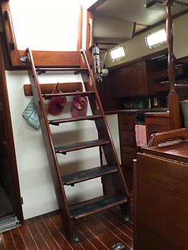 1983 Endeavour 40 Sailboat - Companionway