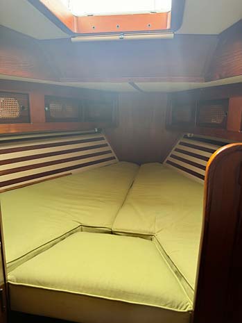 Endeavour 42 Center Cockpit Sailboat – Forward V-berth