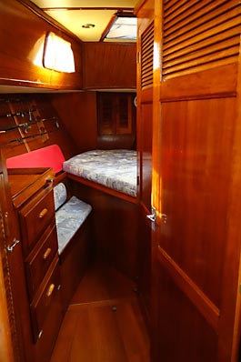 1978 Endeavour 43 Sailboat Forwared Cabin