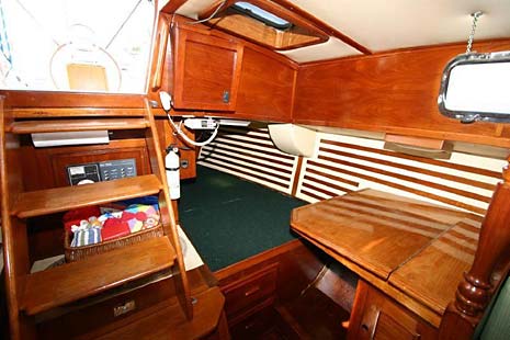 1980 Endeavour 37 Plan-B Pilot Berth and Nav Station